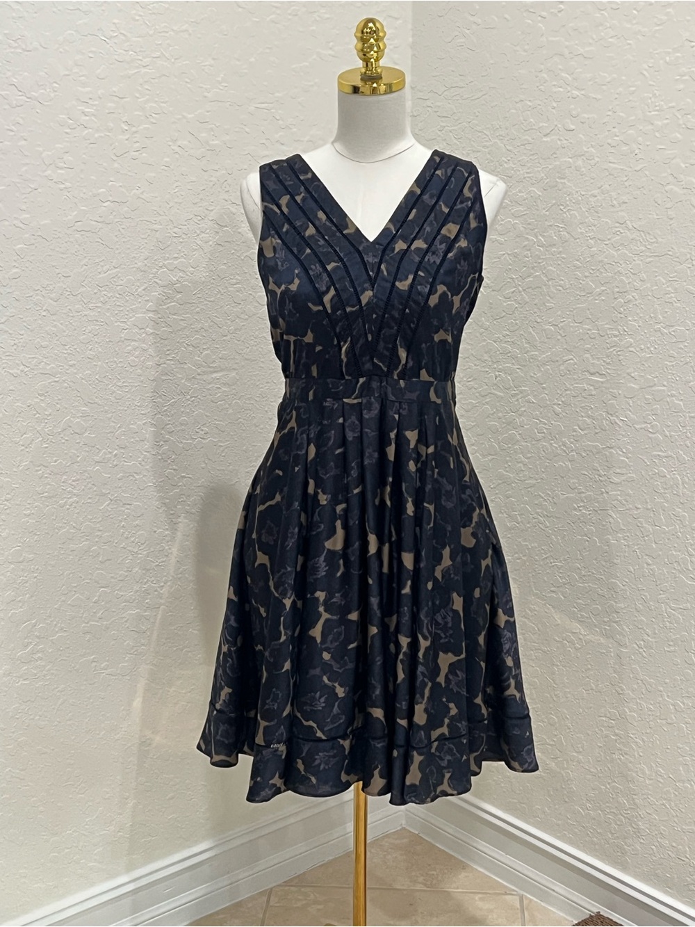Banana Republic Navy Floral V‑Neck Pleated Midi Dress
